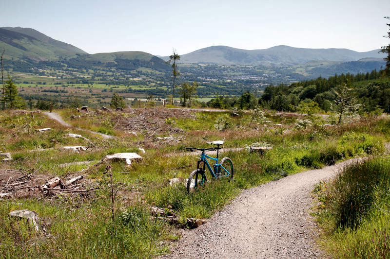 Mountain bike with mountains beyond on the Quercus trail.